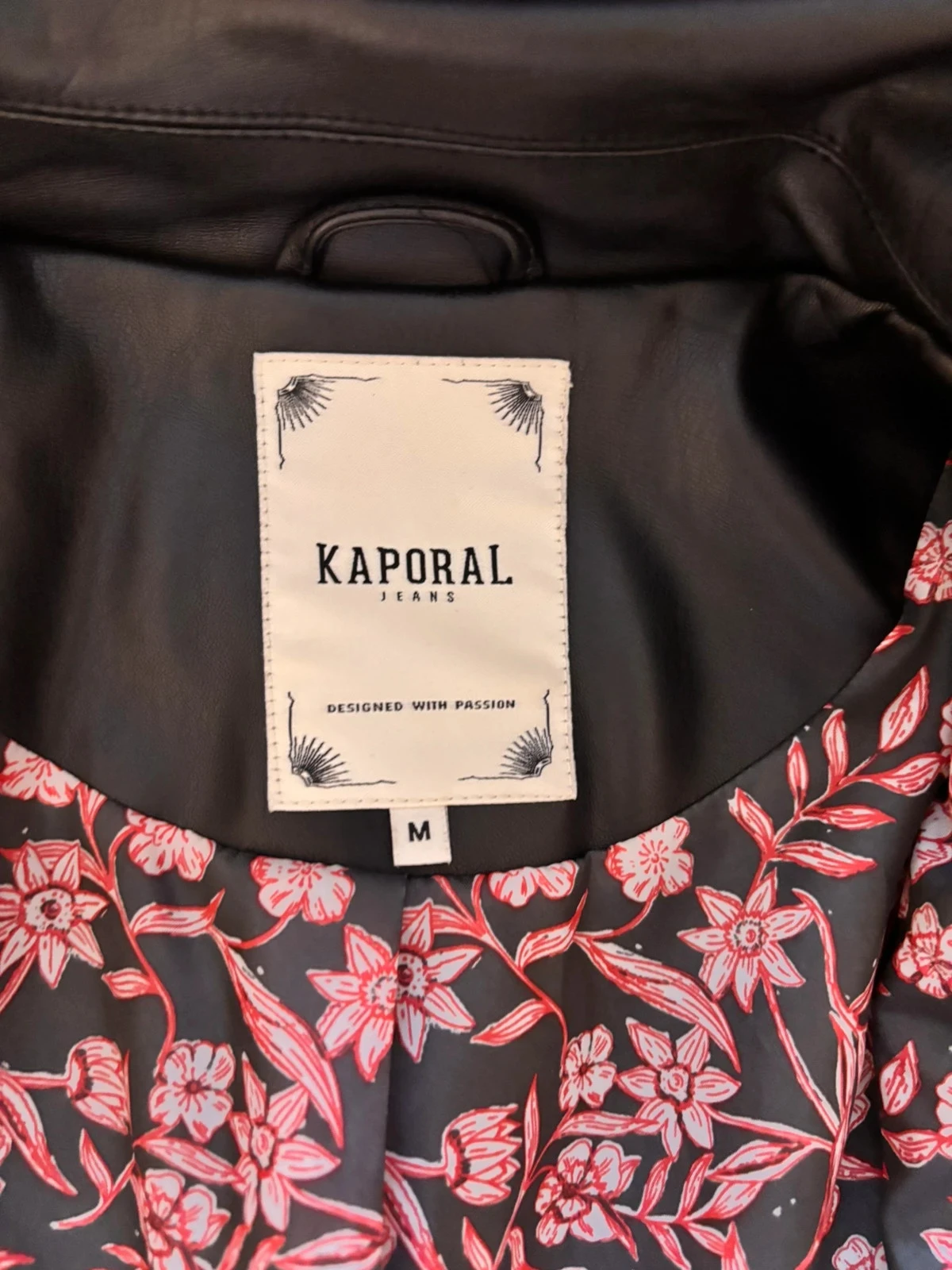 Zwarte faux lederen perfecte jas met bloemvoering Kaporal (Model Torid) Maat M (38) – photo 12